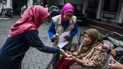 Warga penerima manfaat menerima Bantuan Langsung Tunai (BLT)