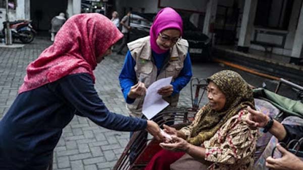 Warga penerima manfaat menerima Bantuan Langsung Tunai (BLT)