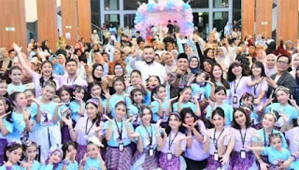 Wali Kota Padang, Fadly Amran berfoto bersama ratusan penari cilik