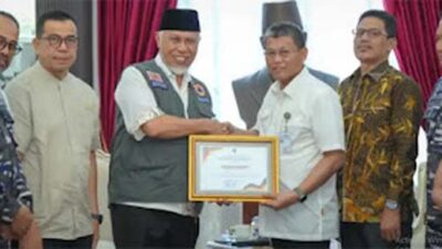 Gubernur Sumatera Barat, Mahyeldi Ansharullah, menerima bantuan donasi dari Pemerintah dan masyarakat Kota Batam