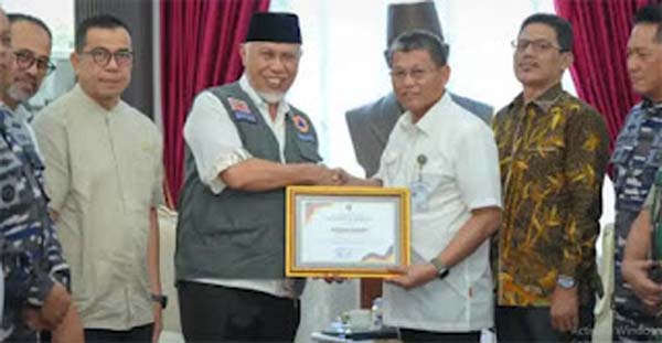 Gubernur Sumatera Barat, Mahyeldi Ansharullah, menerima bantuan donasi dari Pemerintah dan masyarakat Kota Batam