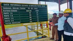 Tim Lider Pemiliharaan PLTA Maninjau memantau kondisi pintu bendungan di Danau Maninjau