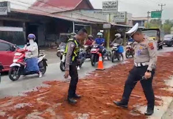 Tumpahan minyak solar di Jalan Lintas Sumatera Barat–Riau ditutupi dengan tanah