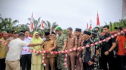 Bupati Pasaman Barat Yulianto bersama Dandim 0305 Pasaman meresmikan Jembatan Bailey di Nagari Koto Gadang Jaya, Kinali (19/1/2026). Jembatan yang rampung dalam 7 hari ini memulihkan akses vital warga pascabencana.