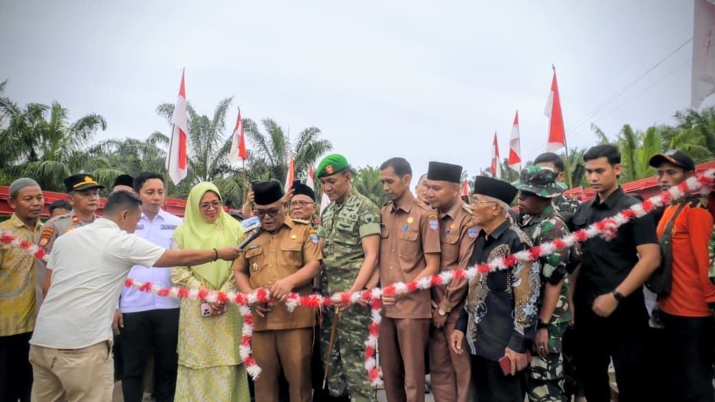 Bupati Pasaman Barat Yulianto bersama Dandim 0305 Pasaman meresmikan Jembatan Bailey di Nagari Koto Gadang Jaya, Kinali (19/1/2026). Jembatan yang rampung dalam 7 hari ini memulihkan akses vital warga pascabencana.
