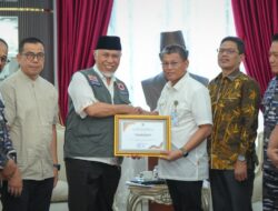 Gubernur Mahyeldi Terima Bantuan Rp4,56 Miliar dari Batam untuk Warga Terdampak Bencana