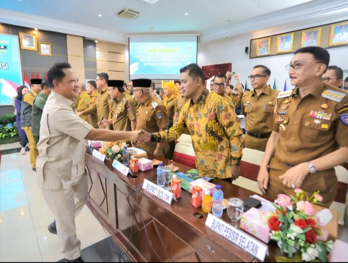 Bupati Solok DR. (H.C) Jon Firman Pandu, SH didampingi Sekda Medison, S.Sos, M.Si beserta beberapa Kepala OPD terkait, menghadiri Rapat Koordinasi (Rakor) Percepatan Rehabilitasi dan Rekonstruksi Pascabencana Hidrometeorologi di Sumbar yang dipimpin langsung oleh Menteri Dalam Negeri (Mendagri) RI, Tito Karnavian, di Auditorium Gubernuran Sumatera Barat, Selasa (13/01/2026). Rapat tersebut membahas skema bantuan rumah bagi masyarakat terdampak banjir dan longsor di tiga provinsi, yakni Aceh, Sumatera Utara, dan Sumatera Barat.
