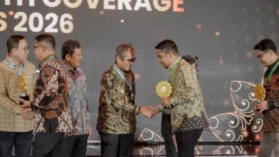 Walikota Solok Terima Penghargaan Universal Health Coverage Awards 2026 Kategori Madya
