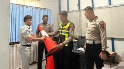 Jasa Raharja Cabang Solok Serahkan Traffic Cone kepada Polres Dharmasraya, Dukung Pengamanan Lalu Lintas
