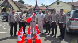 Jasa Raharja Bukittinggi Serahkan Traffic Cone ke Polresta Bukittinggi, Dukung Keselamatan Lalin