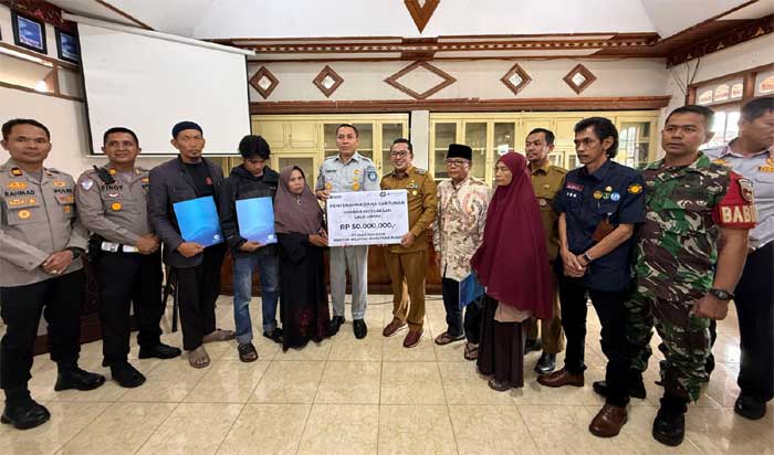 Jasa Raharja serahkan santunan kepada ahli waris korban kecelakaan di Penyalaian, Tanah Datar.