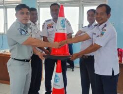 Jasa Raharja Cabang Solok Serahkan Traffic Cone ke Dinas Perhubungan Dharmasraya