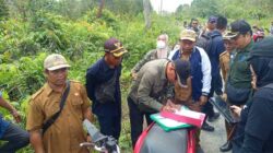 Basarang-Kapuas Barat bangun batas desa.