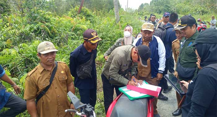 Basarang-Kapuas Barat bangun batas desa.