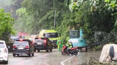 Terjadi kemacetan panjang akibat jalur Padang - Solok longsor.