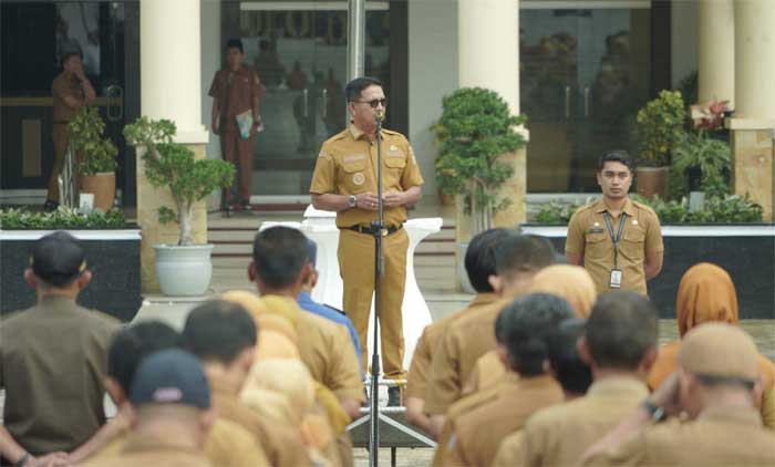 Bupati Solok Selatan, H. Khairunas memimpin apel perdana Januari 2026.