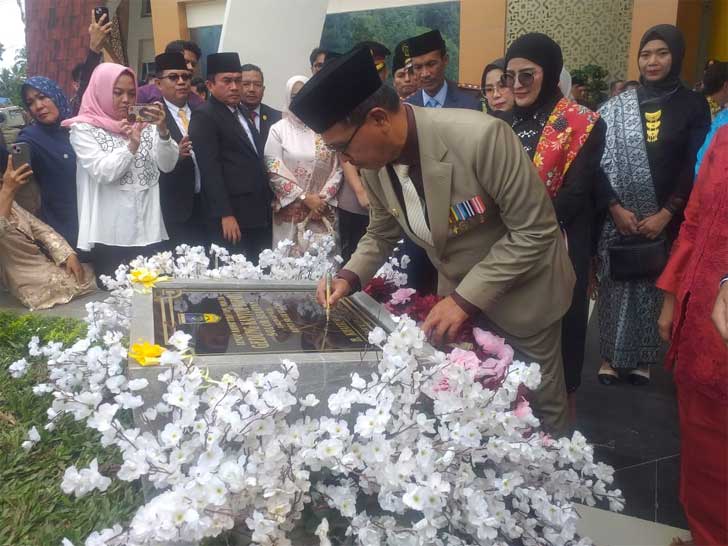 Pemerintah Kabupaten Solok Selatan resmi mulai menggunakan gedung baru Kantor Bupati, yang ditandai dengan peresmian langsung oleh Bupati Khairunas, Rabu sore (7/1/2026).