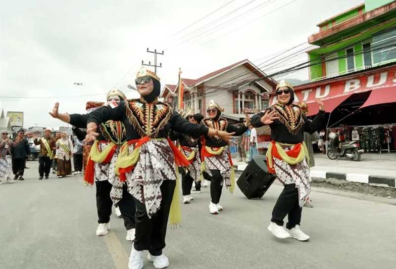 Pawai budaya memujau merayakan HUT Solsel ke-22.