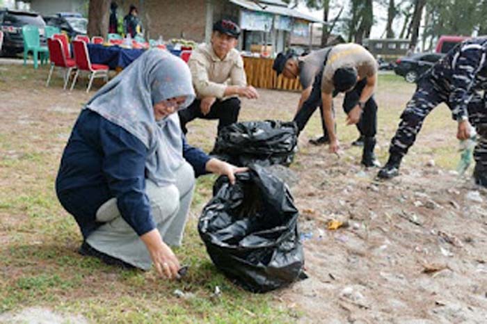Sekda Agam Ikuti Aksi Bersih Pantai di Pasia Tiku.