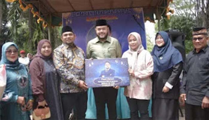 Wali Kota Padang Fadly Amran menyerahkan bantuan.