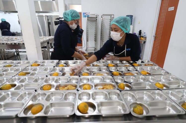 BGN melarang distribusi makanan pangan ultra-proses, bercita rasa pedas, dan cepat basi pada menu MBG untuk didistribusikan selama Ramadan.
