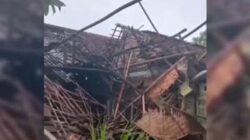 Angin puting beliung merusak puluhan rumah warga di Desa Tegalharjo, Jawa Timur.