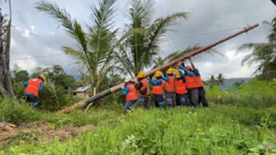 Pemasangan tiang listrik PLN di daerah Gunung Sarik.