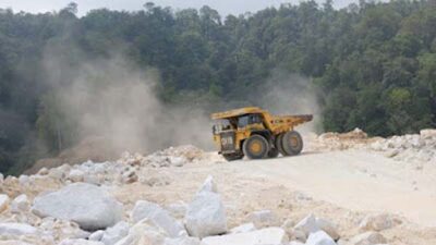 Aktifitas di areal tambang PT Semen Padang.