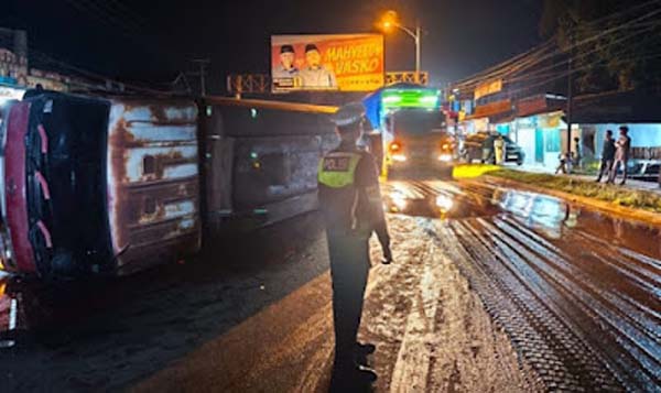 Diduga Sopir Mengantuk, Dua Truk Tabrakan di Simpang Rumbio Solok