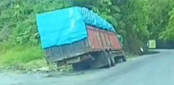 Rem Blong, Dump Truk Hino Terbalik di Panorama 2 Indarung.