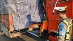 Petugas melakukan penanganan kecelakaan maut di Tol Nganjuk-Caruban