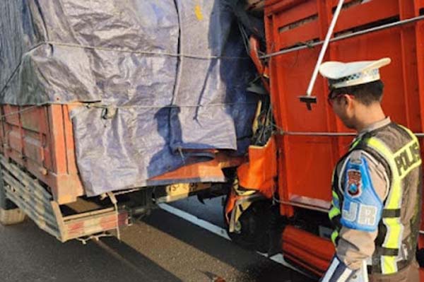 Petugas melakukan penanganan kecelakaan maut di Tol Nganjuk-Caruban