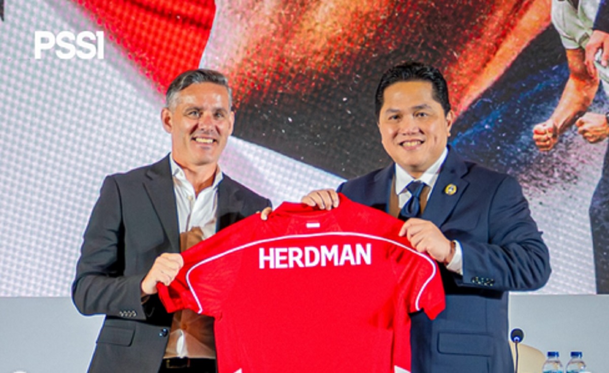 John Herdman (kiri) segera mendapatkan pemain baru untuk Timnas Indonesia.