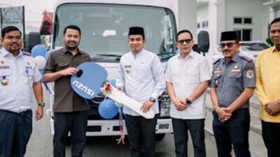 Zigo Rolanda Serahkan Bantuan Bus Sekolah untuk Pelajar di Kota Solok