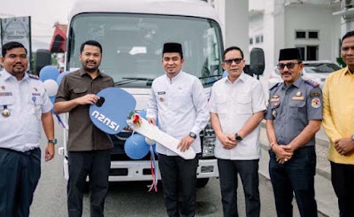 Zigo Rolanda Serahkan Bantuan Bus Sekolah untuk Pelajar di Kota Solok