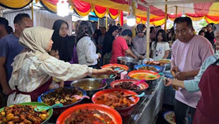 Ngabuburit Sambil Berburu Takjil, Pasa Pabukoan Kota Solok Diserbu Warga.