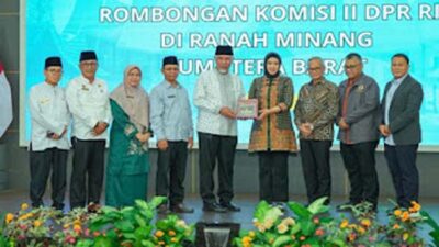 Gubernur Mahyeldi bersama rombongan Komisi II DPR RI.