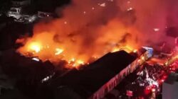 Gudang tekstil yang berada di Jalan Pajak Raya Cipadu, Jurang Mangu, Tangerang Selatan terbakar