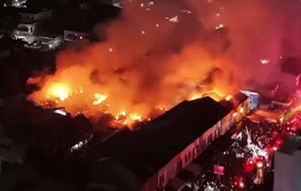 Gudang tekstil yang berada di Jalan Pajak Raya Cipadu, Jurang Mangu, Tangerang Selatan terbakar
