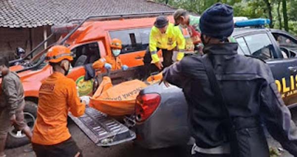 Petugas mengevakuasi jasad remaja ditemukan tewas di sumur tua