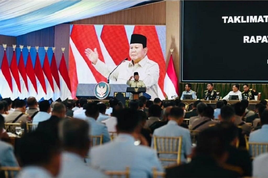 Presiden Prabowo Subianto memberikan arahan kepada peserta Rapim TNI-Polri 2026 di Istana Kepresidenan, Jakarta, Senin (9/2/2026).