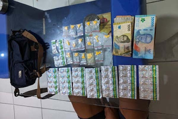 Pemuda ditangkap gegara edarkan obat keras di Tangerang.