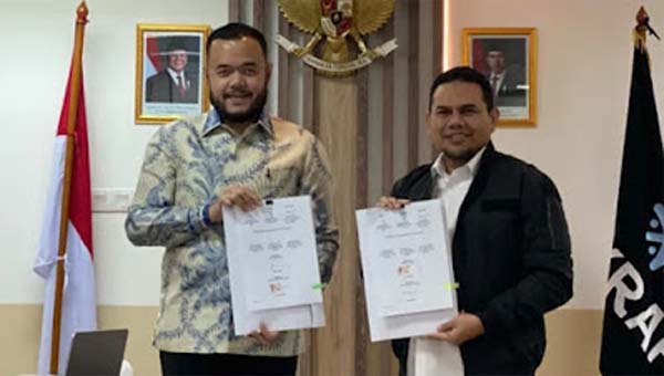 Wali Kota Padang, Fadly Amran, menandatangani adendum