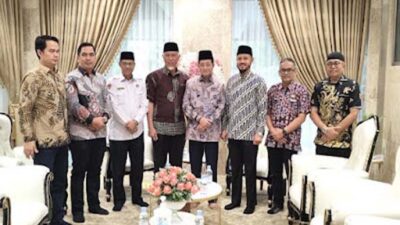Gubernur Sumatera Barat, Mahyeldi Ansharullah foto bersama