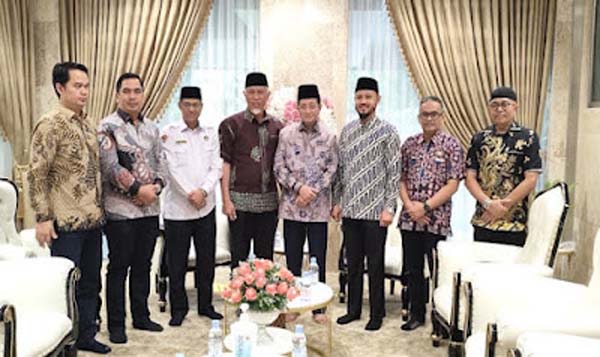 Gubernur Sumatera Barat, Mahyeldi Ansharullah foto bersama