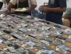 Aksi Kedermawanan Haji Her Bikin Siswa Bangkalan Senang