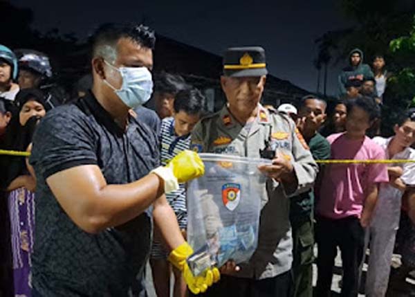 Polisi saat melakukan olah TKP terkait penemuan mayat di Padang Utara.