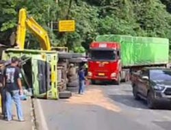 Laju Truk Hilang Kendali, Pembatas Jembatan Selamatkan Kendaraan