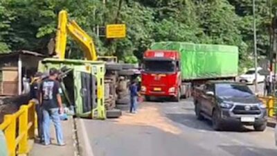 Laju Truk Hilang Kendali, Pembatas Jembatan Selamatkan Kendaraan