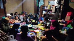 Sekelompok pengungsi sedang berada di pengungsian.